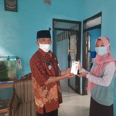 Serah Terima HP Untuk Kader KPM Desa Rakitan